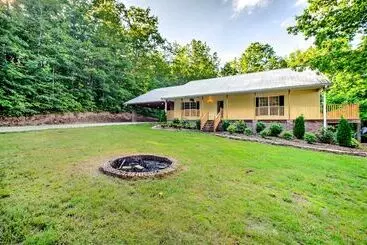 Mökkimajoitus Cedar Mountain House On 12 Acres   Near Trails!