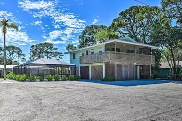 Mökkimajoitus Coastal Oasis W/ Shared Pool, 2 Mi To Beach!