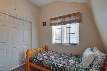 بيت ريفى Duck Creek Village Cabin Near National Forest!