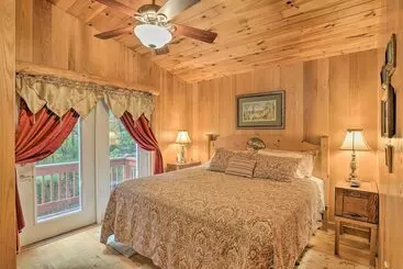 Mökkimajoitus Fletcher Cabin: Wraparound Deck & Pond Access