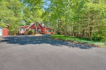 Vakantiehuisje Quiet Tobyhanna Home With Hot Tub And Deck!