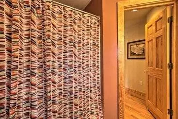 Mökkimajoitus Wintergreen Resort Cabin: Near The Slopes!