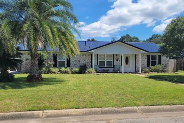 Landhus Welcoming Pensacola Home W/ Spacious Yard!