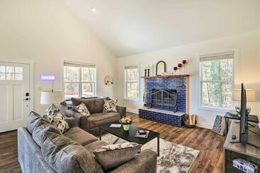 بيت ريفى Candler Home W/ Private Hot Tub + Fire Pit!