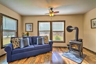 Cozy Cottage Near Broyhill Walking Park!