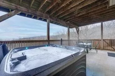 Mökkimajoitus Pet Friendly Branson West Lodge W/ Hot Tub!