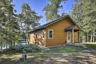 コテージ Four Season Lake Cabin W/ Canoe & Paddle Boat!