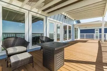 Mökkimajoitus On Galveston Bay: Spacious Home W/ Pier & Grills!