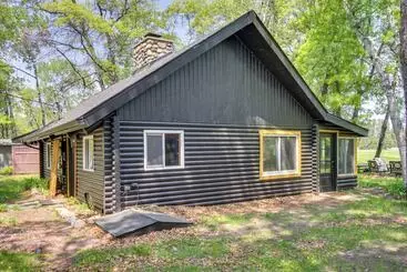 Mökkimajoitus Pet Friendly Breezy Point Cabin: 1 Mi To Beach!