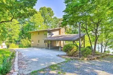 Mökkimajoitus Quaint Lake Norman Home W/ Boat Dock + Grill!