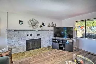 コテージ Relaxing Poulsbo Duplex W/ Liberty Bay Views!