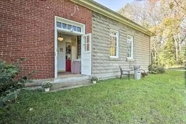 コテージ Renovated Wv Schoolhouse: History Buffs Heaven!