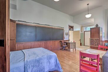 کلبه Renovated Wv Schoolhouse: History Buffs Heaven!