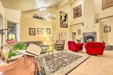 Mökkimajoitus Templeton Ranch W/ Private Hot Tub & Deck!