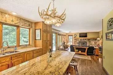 Mökkimajoitus Tranquil Riverside Home W/ Wraparound Deck & Views