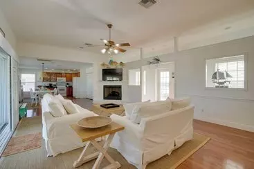 Mökkimajoitus Bokeelia Island Oasis: Waterfront, Private Dock!