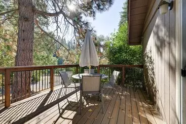 Mökkimajoitus Furnished Deck & Fire Pit: Sherwood Forest Cabin