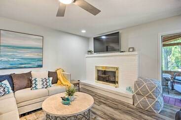 بيت ريفى Cedar Creek Lake Home: Private Dock & Hot Tub