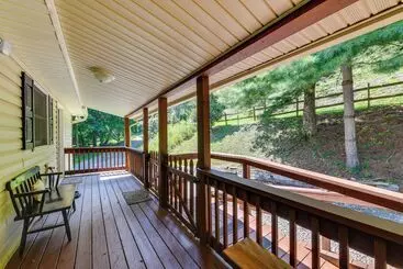 コテージ Pet Friendly Waynesville Retreat W/ Hot Tub!