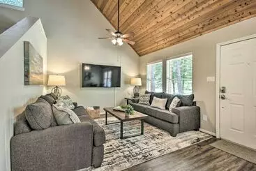 Piney Woods Cottage, Steps From Livingston Lake!