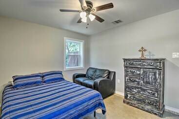 Dom wiejski Spacious Palo Pinto Home: Private Dock & Pool