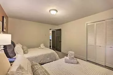 コテージ Spacious Tobyhanna Getaway: Echo Lake Access!