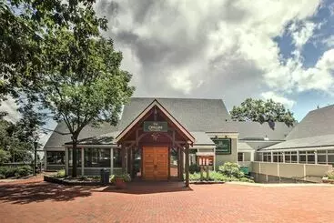 Mökkimajoitus Wintergreen Home W/ Deck   Near Skiing & Hiking!