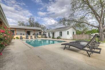 Schubert Inn Cottage Pool Walk To Main St