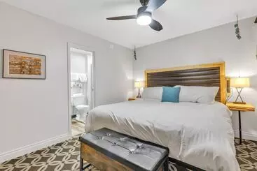هتل آپارتمان Highliner Hotel   Deluxe Interior King Rooms  No View