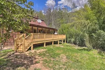 Mökkimajoitus Waynesville Cabin W/ Grill, Fire Pit, & Hot Tub!