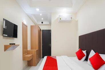 ホテル Oyo Flagship Nirmala Palace