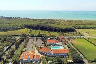 アパートホテル Isa Residence With Swimming Pool At Only 450 Meters From The Beach