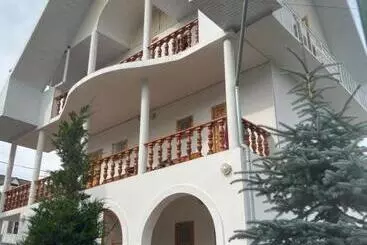 هتل Max House