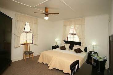 Bed and Breakfast District Six Guesthouse