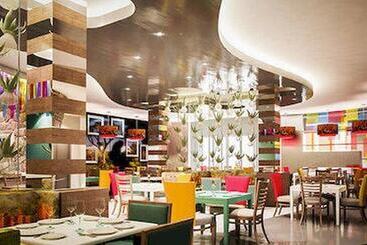 Отель Peermont Metcourt At Thaba Moshate