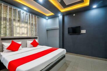 בית מלון כפרי Oyo Flagship Heaven Square