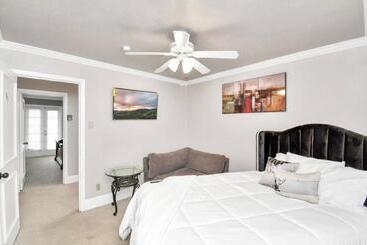 Bed and Breakfast Stunning Private Room In Town Home