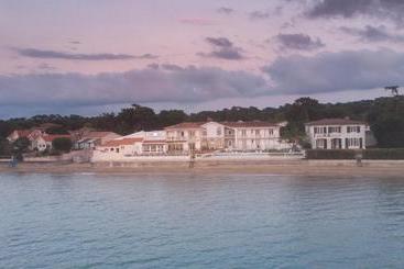 Beach Hotel   Le Grand Chalet