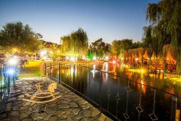 هتل Otantik Tas Ev