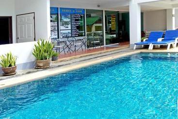 Отель Deng S Kamala Beach Guesthouse