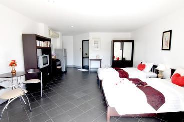 Hotel Deng S Kamala Beach Guesthouse