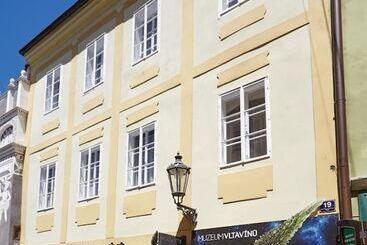 هتل Residence Muzeum Vltavinu