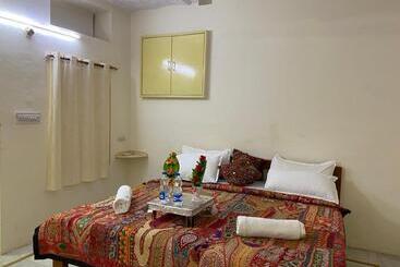 Hotel Sandstone Villa