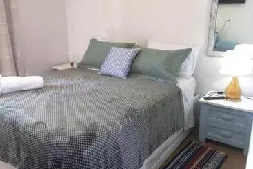 カプセルホテル Chalézinho Santorini & Eventos