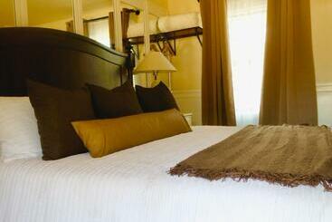 فندق صغير The Cedar Room   The Ranch House Motel