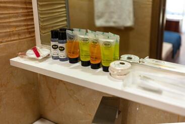 هتل Father And Son Cellar