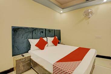 Hotel Oyo Flagship Crown City Guest House