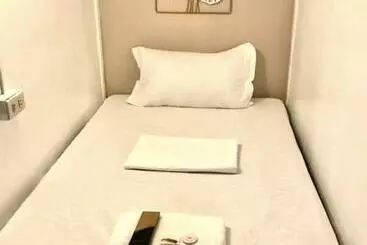 カプセルホテル Budget Transient Capsule Room Mirasol Near Bgc