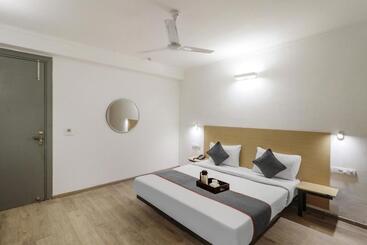 Oyo Townhouse 938 Hotel Near Omaxe Celebration Mall