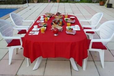 تختخواب و صبحانه En Rouge Et Noir